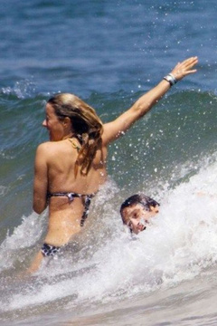 4. Tea Leoni – bikini, 2009