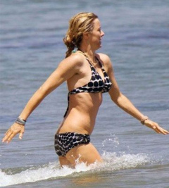 7. Tea Leoni – bikini, 2009