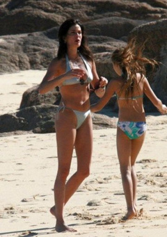 2. Teri Hatcher – bikini at the beach, 2007