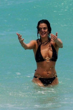 3. Teri Hatcher – bikini, 2009