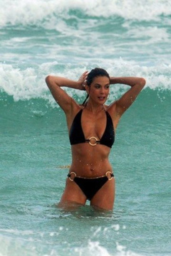4. Teri Hatcher – bikini, 2009