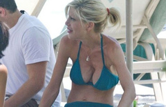 2. Tori Spelling – bikini, 2009