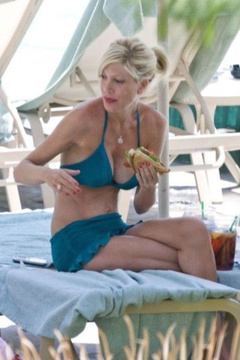 4. Tori Spelling – bikini, 2009