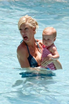 5. Tori Spelling – bikini, 2009