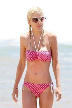 4. Tori Spelling – pink bikini, 2009