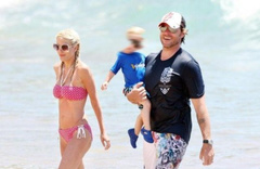 5. Tori Spelling – pink bikini, 2009