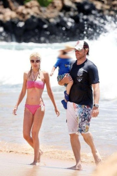 6. Tori Spelling – pink bikini, 2009