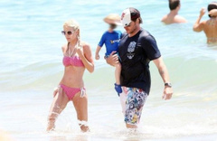 7. Tori Spelling – pink bikini, 2009