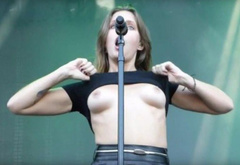 3. Tove Lo – boob flash, 2015