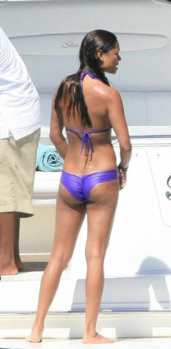 11. Vanessa Minnillo – bikini at the beach, 2007