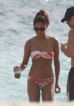 4. Vanessa Minnillo – bikini, 2009