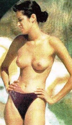 1. Yasmeen Ghauri – Topless sunbathing
