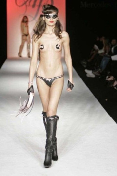 4. Yaya Kosikova – catwalk oops, 2008