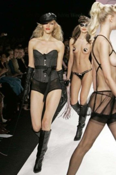 7. Yaya Kosikova – catwalk oops, 2008