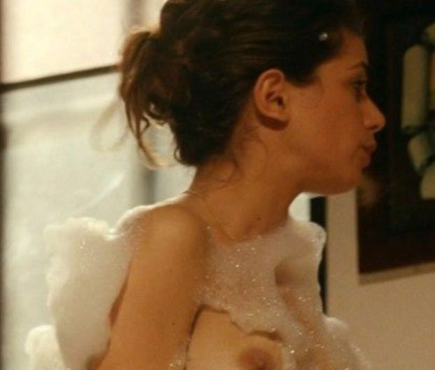 Giulia Michelini Naked – Immaturi, 2011 (2 pics) | NudeBase.com