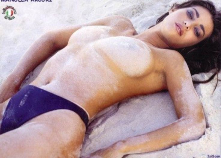 Manuela arcuri topless