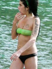 Amy Winehouse – green bikini, 2007