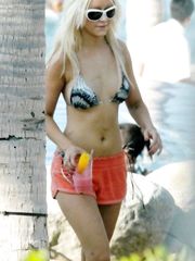 Christina Aguilera – black bikini, 2005