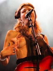 Courtney Love – boob flash, 2011