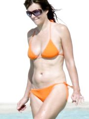 Elizabeth Hurley – orange bikini, 2007