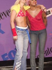 Gwen Stefani in Bra – Teen Choce Awards, 2001