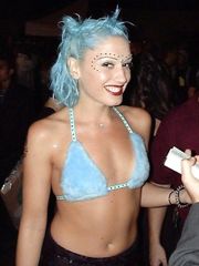 Gwen Stefani – blue bikini