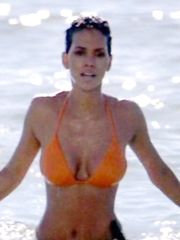 Halle Berry Sexy – Die Another Day, 2002