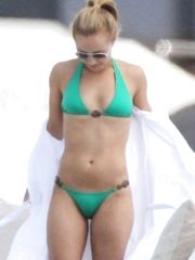 Hayden Panettiere – green bikini, 2009