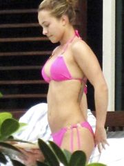 Hayden Panettiere – pink bikini, 2010