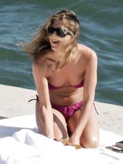 Jennifer Aniston – pink bikini, 2008