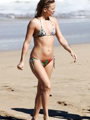 Kate Hudson – bikini at the beach, 2009