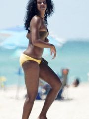 Kelly Rowland – bikini, 2009