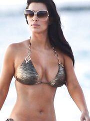 Kim Kardashian – gold bikini, 2010