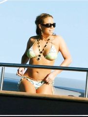 Mariah Carey – bikini, 2009