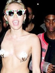 Miley Cyrus – pasties, 2014