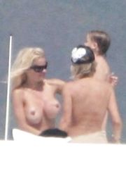 Pamela Anderson – Topless sunbathing, 2006