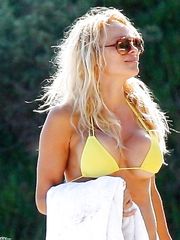 Pamela Anderson – yellow bikini, 2009
