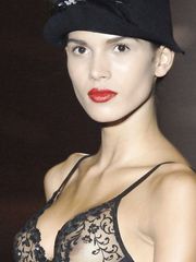 Raica Oliveira – catwalk oops, 2001