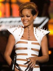 Rihanna – Stripes suit in Concert, 2009