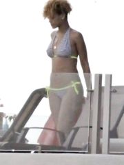 Rihanna – bikini, 2010