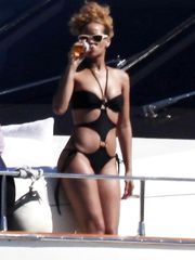 Rihanna – black bikini, 2010