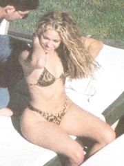 Shakira – leopard bikini, 2002