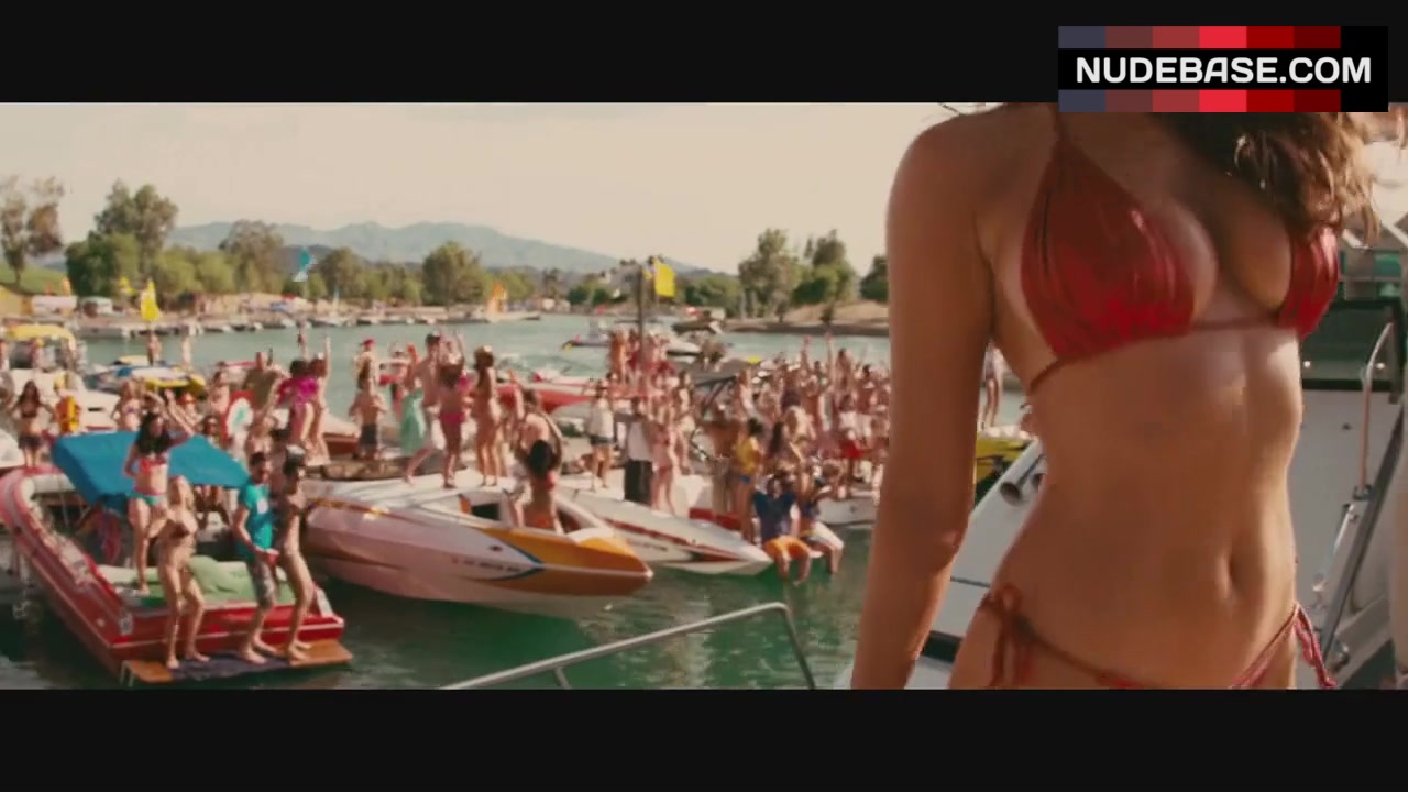 Kelly Brook Dancing in Red Bikini – Piranha 3D