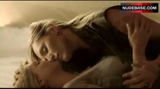1. Ingrid Martz Lesbians Kissing – Asi Del Precipicio