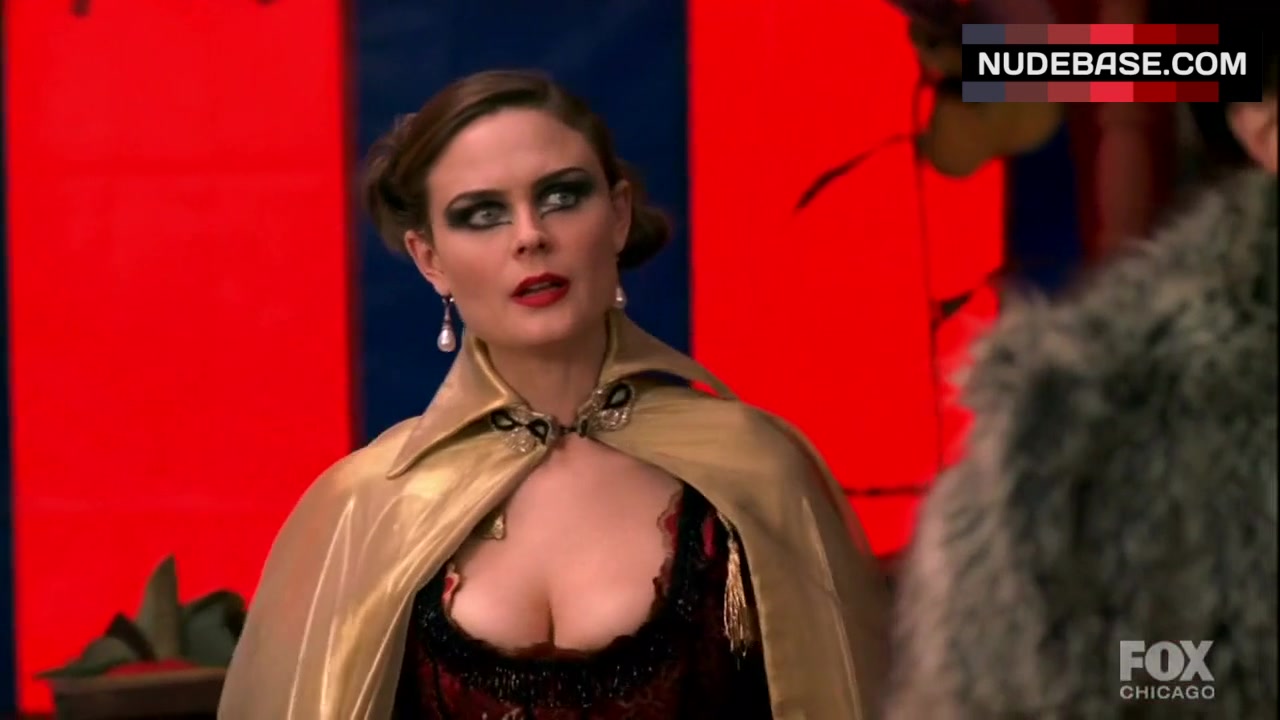 Emily deschanel breasts