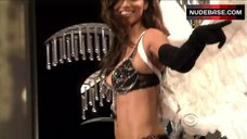 5. Adriana Lima Shows Sexy Lingerie – Victoria'S Secret Fashion Show 2008