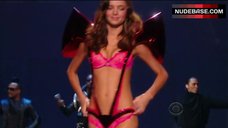 5. Miranda Kerr Shows Sexy Lingerie – The Victoria'S Secret Fashion Show 2009