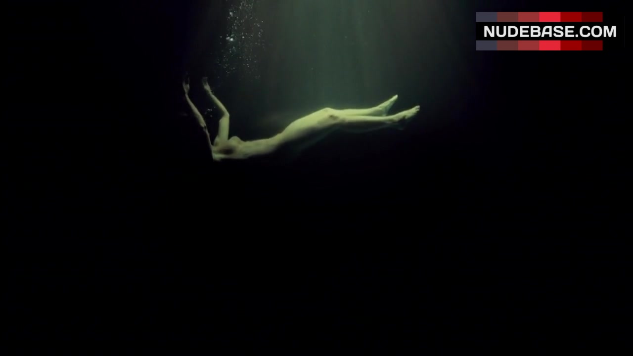 Gillian Anderson Full Nude Underwater – Hannibal (0:48) | NudeBase.com