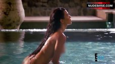 8. Kourtney Kardashian Posing Fully Nude – Keeping Up With The Kardashians