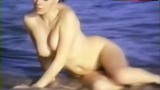 10. Tina Sportolaro Full Naked on Beach – Femmes